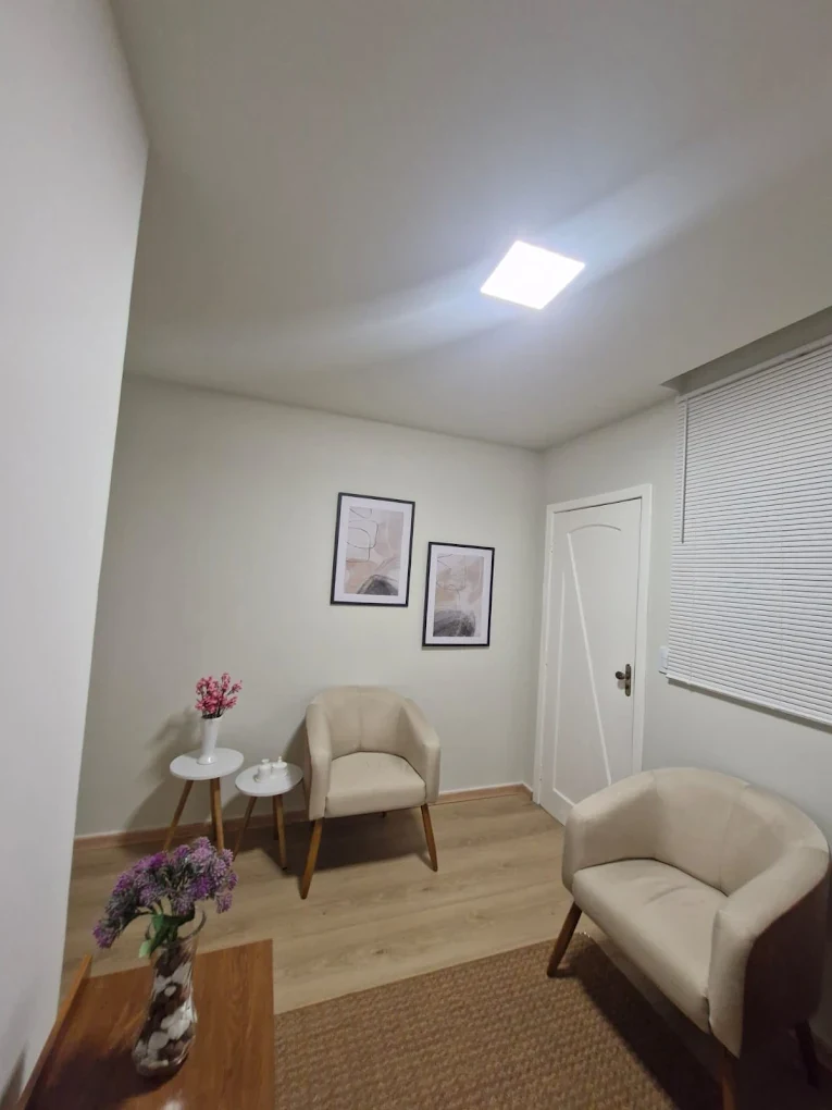 Detalhes do consultório preparado para atendimento psicológico